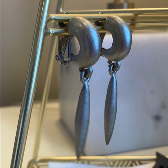 Vintage clip on earrings - Picture 2 of 5